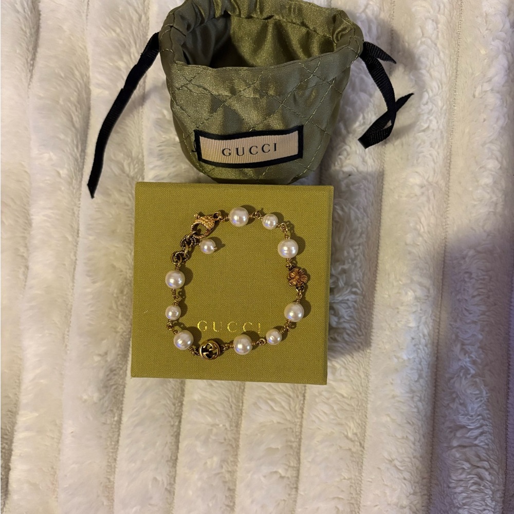 Gucci Pearl and Gold Bracelet - Picture 2 of 2